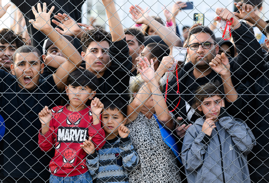 Жители лагеря для беженцев при центре регистрации и приема беженцев в Греции