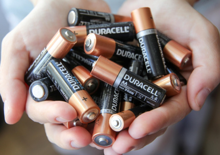 Россиянам напомнили, что нельзя выбрасывать в обычную мусорку