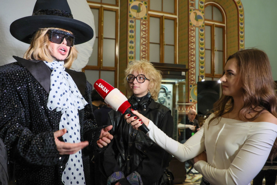 Сергей Зверев на открытии выставки Егора Зайцева «Форма ткани»