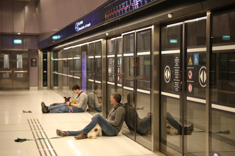 Люди укрываются на станции метро в Тель-Авиве, Израиль