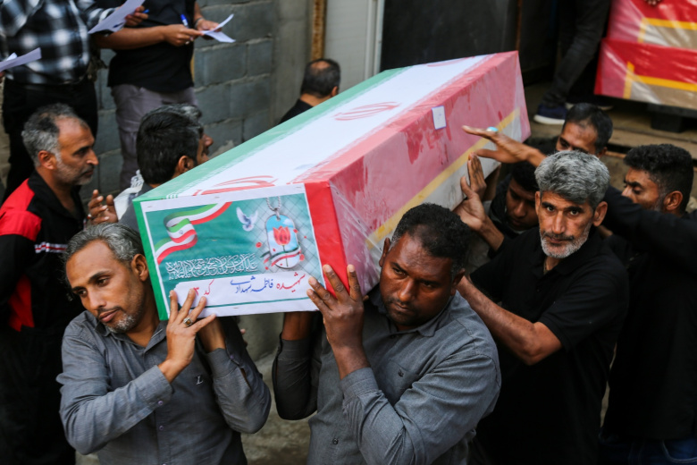 Массовые похороны жертв американо-израильского нападения на школу в Минабе