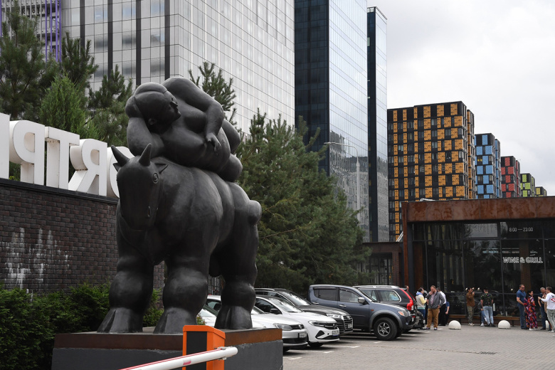 Статуя у бизнес-центра Port Plaza в Москве