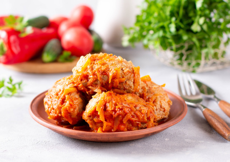 Ужин из серии «когда мне лень готовить»: беру упаковку фарша и капусту — на выходе сытное горячее с подливой