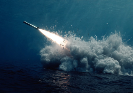 Пентагон опубликовал кадры уничтожения иранского корабля торпедой