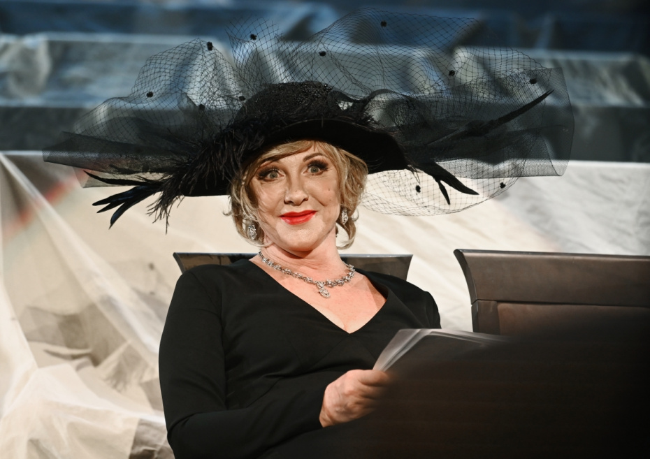 Елена Яковлева в роли Джулии Ламберт в сцене из спектакля «Театр» в постановке Владимира Панкова в рамках XXI Открытого фестиваля искусств «Черешневый лес» на сцене театра «Современник» в Москве