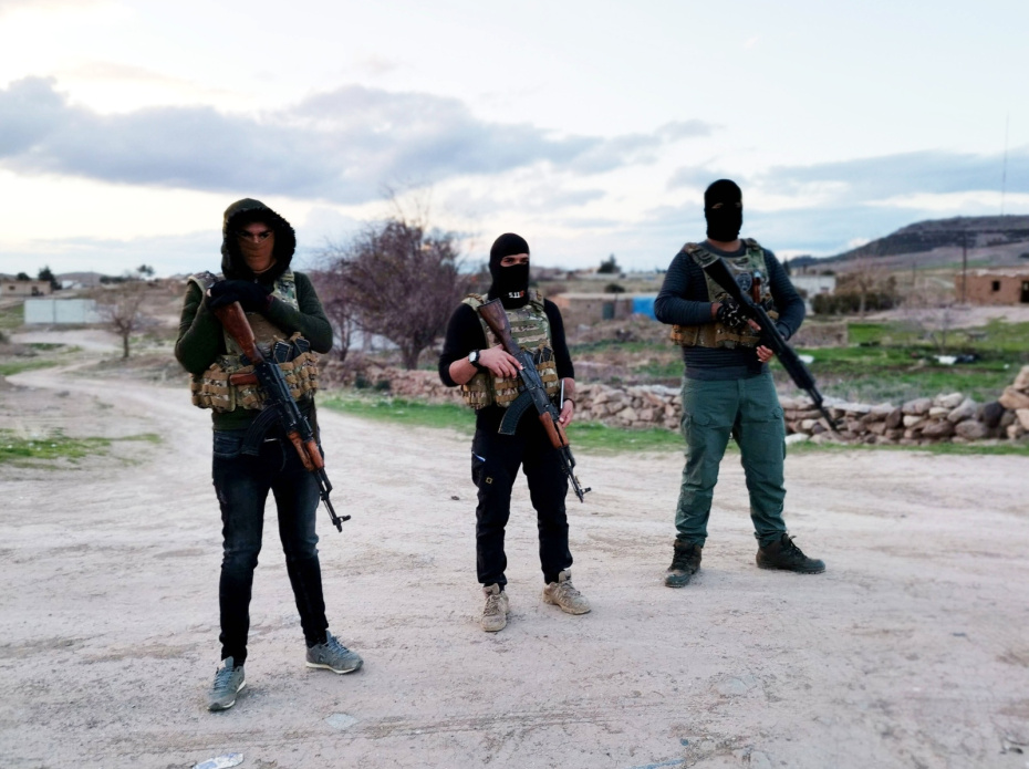 Бойцы курдских YPG в деревне Хамза Баиг