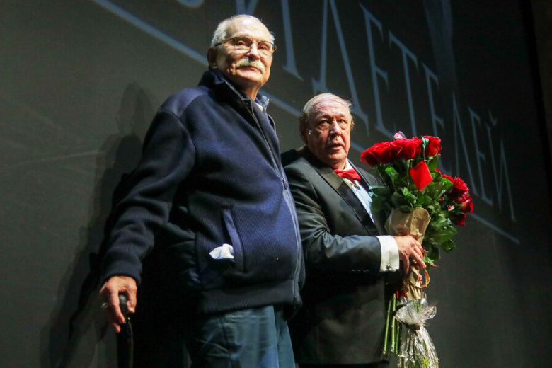 Режиссер Никита Михалков (слева) и актер Михаил Ефремов после показа спектакля «Без свидетелей» перед премьерой на сцене театра «Мастерская „12“ Никиты Михалкова»