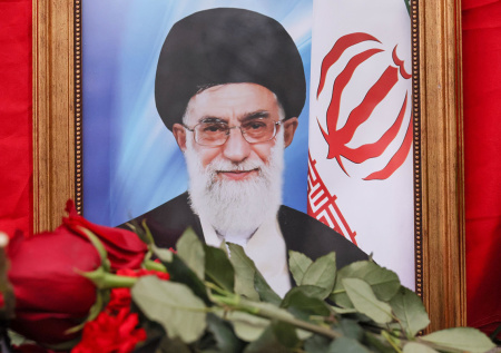 Стало известно о переносе церемонии прощания с Хаменеи