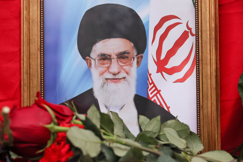 Портрет верховного лидера Ирана аятоллы Али Хаменеи у посольства Ирана в Москве