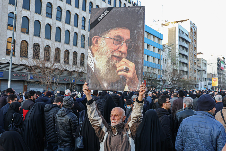 Люди, пришедшие, чтобы почтить память верховного лидера Ирана аятоллы Али Хаменеи в Тегеране, 1 марта 2026 года