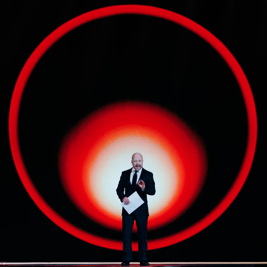 Актер Евгений Стычкин выступает на торжественной церемонии открытия конкурса «Мисс БРИКС — 2026»