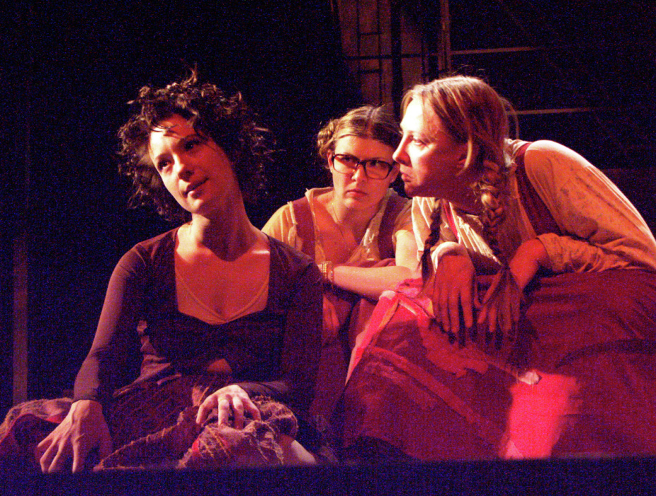 Елена Яковлева (справа) в роли Кабанихи, Чулпан Хаматова (слева) в роли Катерины в спектакле «Гроза» — фантазии по пьесе А. Островского на сцене московского театра «Современник»