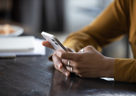 Аналитик раскрыл, кто рискует стать жертвой мошенников на 8 Марта