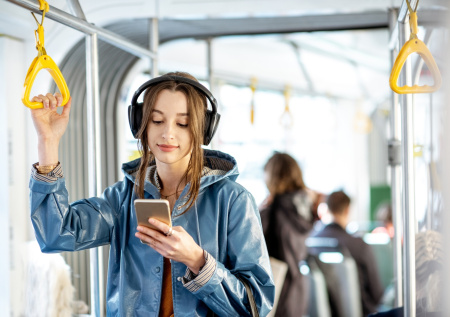 Врач напомнила, как громкая музыка в наушниках разрушает слух