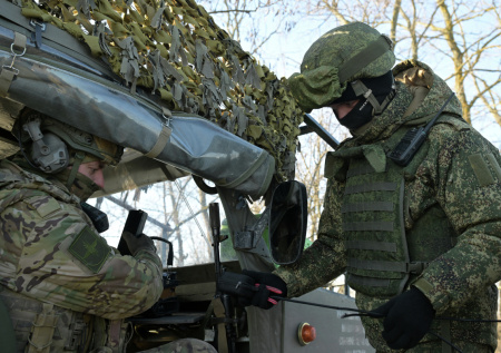 МО России раскрыло подробности работы связистов в Херсонской области