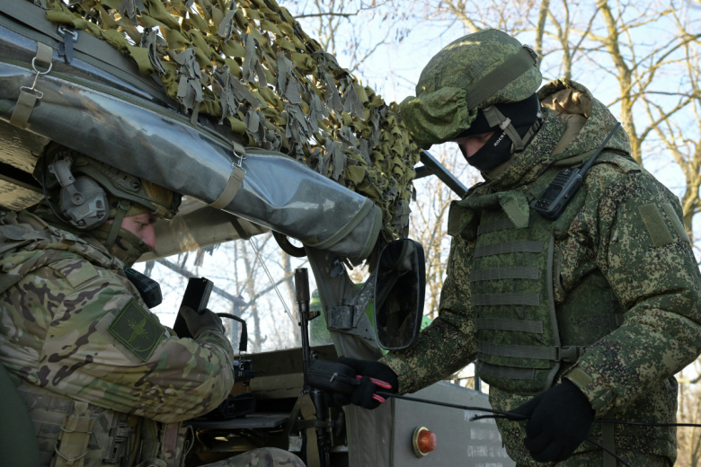 Военнослужащие-связисты выполняют сварку поврежденной оптоволоконной линии связи