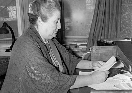 Стало известно, о чем Ахматова трижды просила Сталина