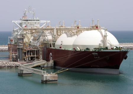 Катар принял решение полностью остановить производство СПГ