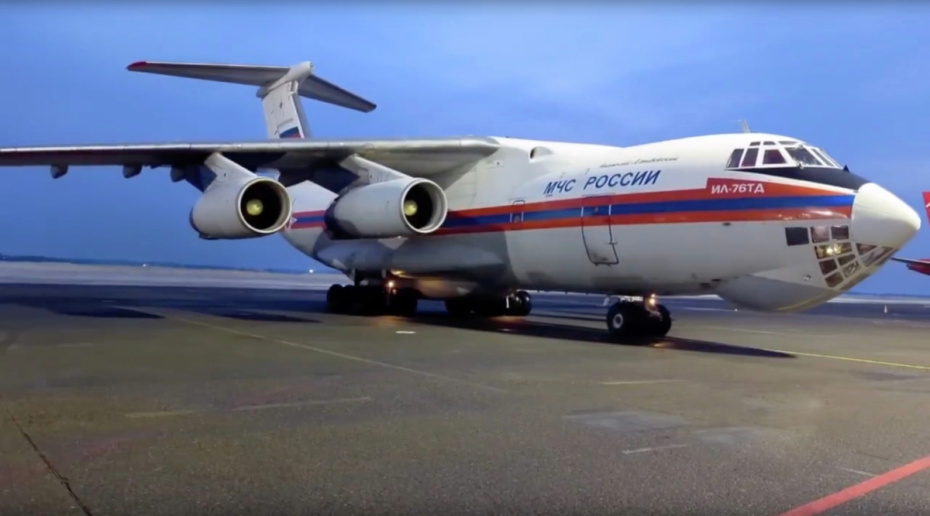 Спецборт Ил-76 МЧС России с российскими гражданами на борту, вывезенными из Израиля через Египет, в подмосковном аэропорту Жуковский