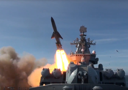 Крейсер «Варяг» отработал удары на учениях в Японском море