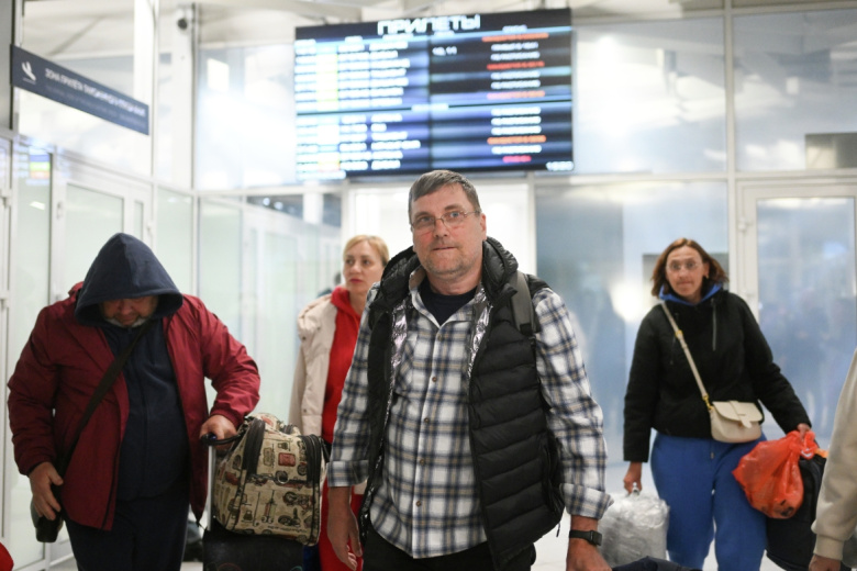 Пассажиры на выходе из зоны прилета международных рейсов аэропорта Толмачево в Новосибирске