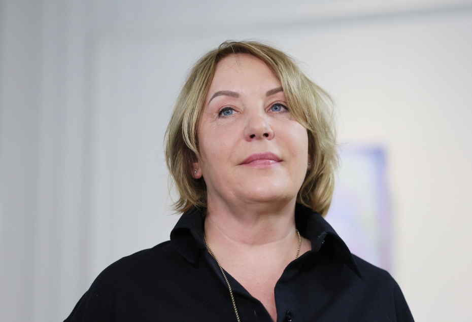 Руководитель проекта  «Школа Росатома» Наталья Шурочкина, на открытии выставки народной артистки РФ Елены Яковлевой в рамках специального благотворительного проекта «Вне роли»