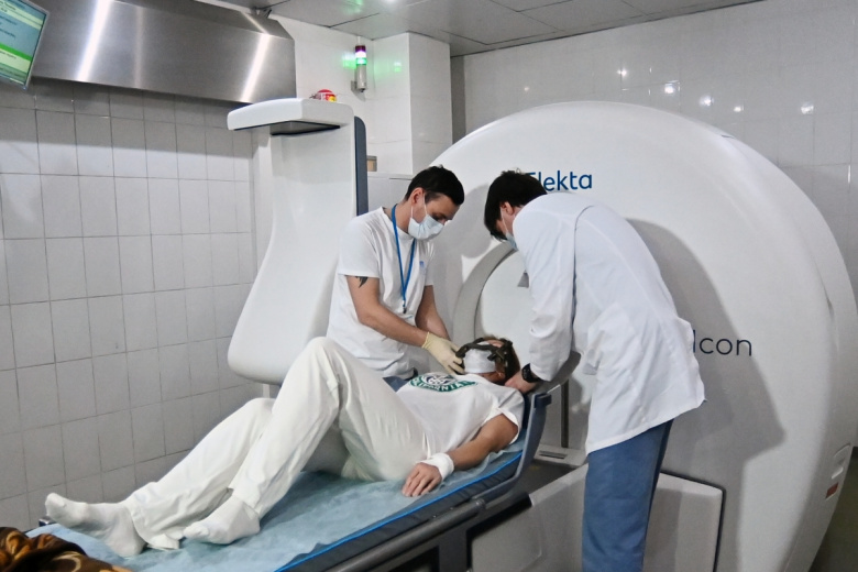 Установка рамки на голову пациентки перед помещением в модернизированный аппарат «Гамма-нож» в центре радиохирургии НИИ СП имени Н. В. Склифосовского в Москве