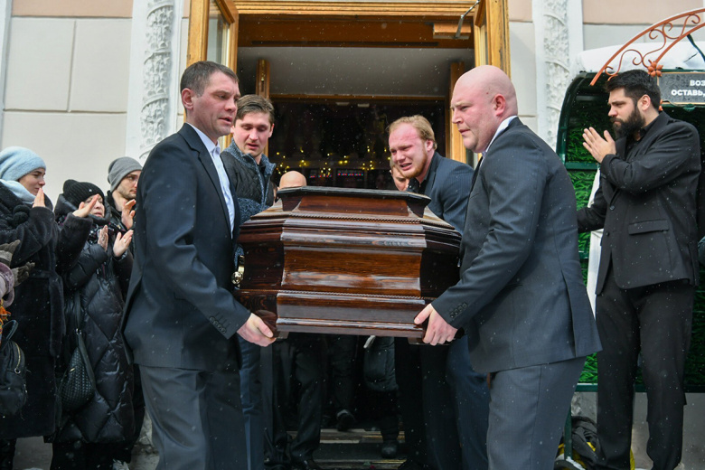 Вынос гроба с телом режиссера Николая Коляды после прощальной церемонии в Екатеринбурге