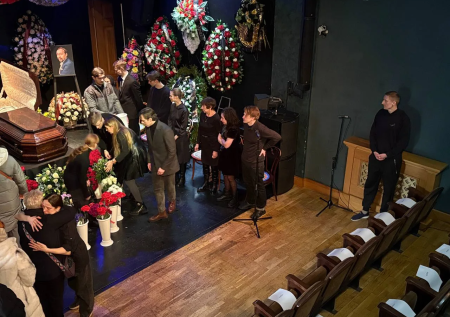 Утопающий в цветах гроб режиссера Коляды попал на видео