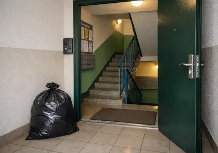 Хватит терпеть свинство соседа: мусор в подъезде — это нарушение