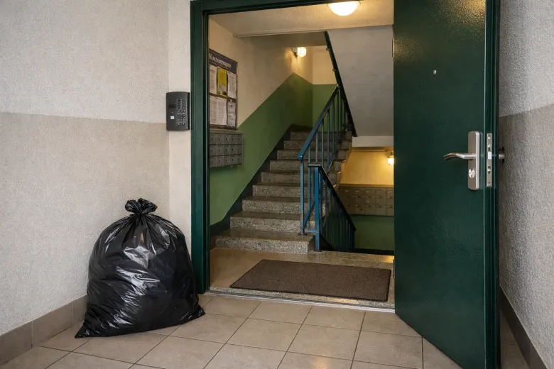 Мусор в подъезде — куда жаловаться на нечистоплотных соседей
