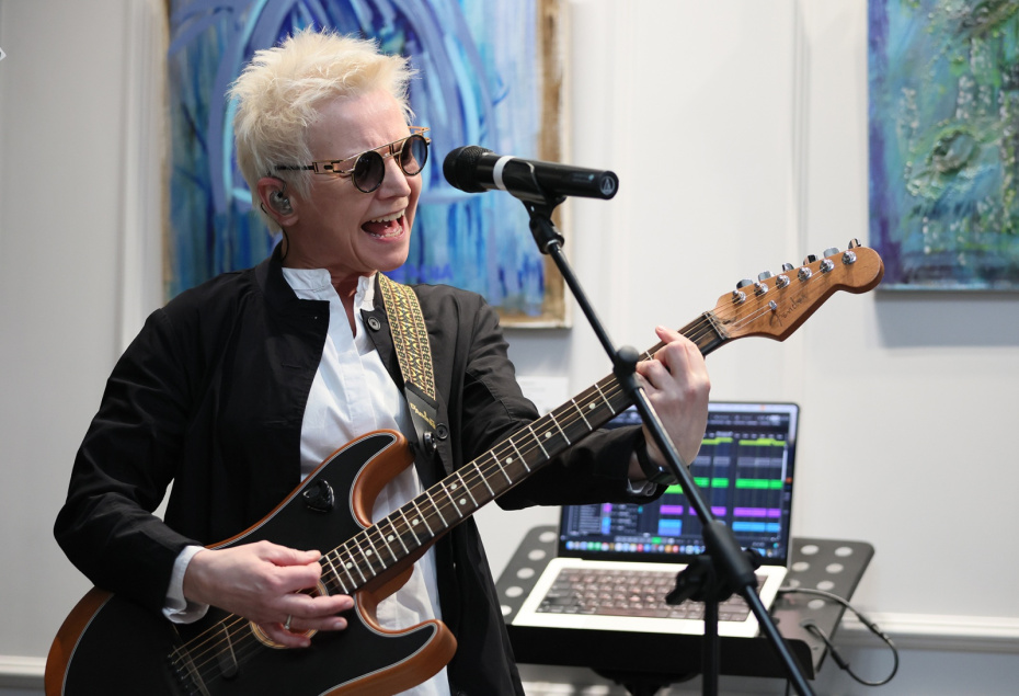 Певица Светлана Сурганова на открытии выставки народной артистки РФ Елены Яковлевой в рамках специального благотворительного проекта «Вне роли».