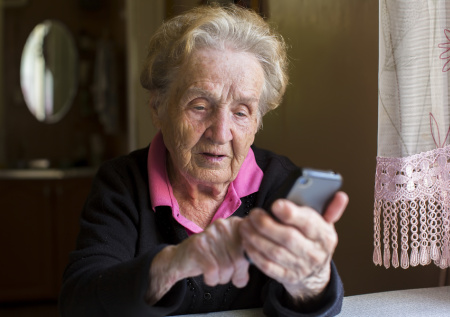 Стало известно о новой хитрой схеме мошенников с домовыми чатами