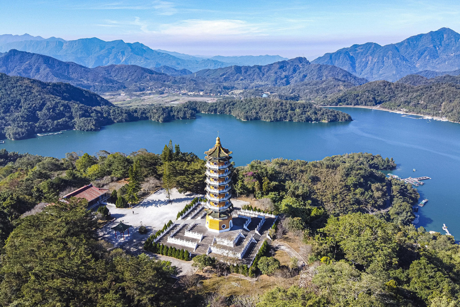 Вид на озеро Жиюэтань в Тайване