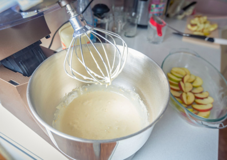 Постное жидкое тесто для заливных пирогов: подойдет для начинок из яблок, капусты, грибов и рыбы с рисом