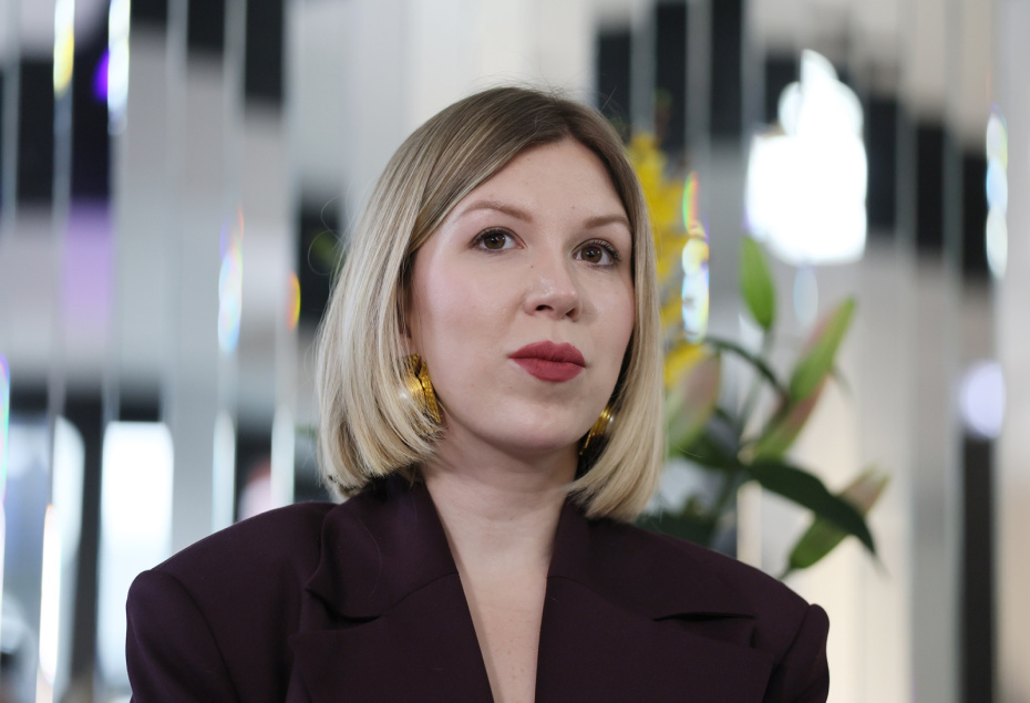 Куратор и искусствовед галереи «Триптих» Виктория Шишкова на открытии выставки народной артистки РФ Елены Яковлевой в рамках специального благотворительного проекта «Вне роли».