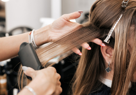 Стилист ответил на важный вопрос о горячей укладке