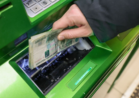 В России выявили две отрасли со средней зарплатой более 400 тысяч рублей