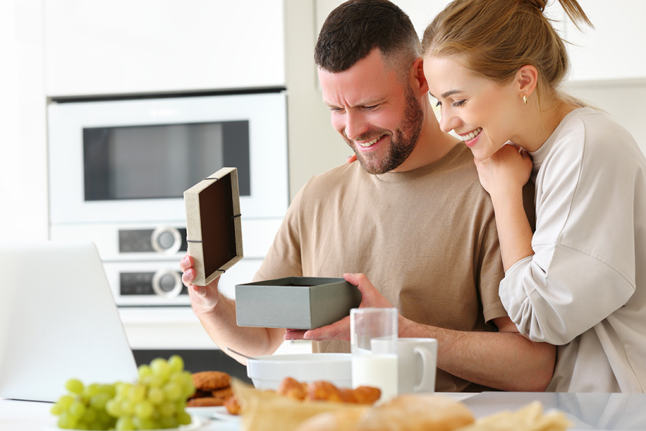 Угораздило же: как безобидно поздравить мужчину, рожденного в «женский день»