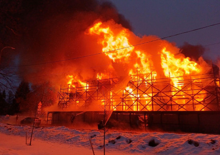 МЧС: в Петрозаводске загорелось здание краеведческого музея