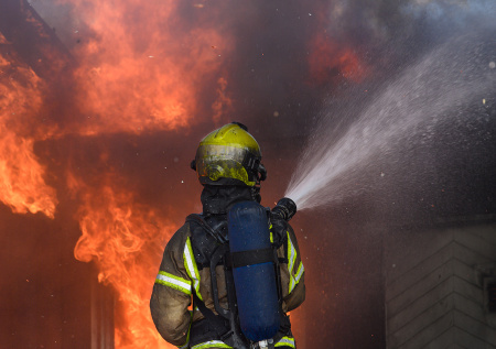 Мощное пламя охватило торговый центр в Дагестане