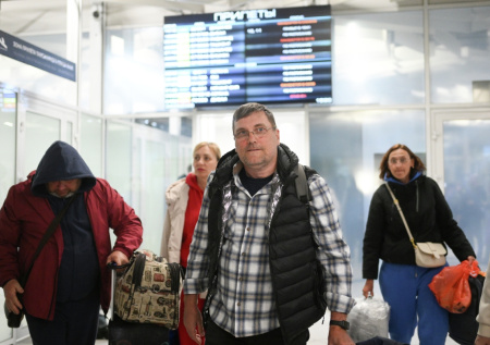 Адвокат ответил, как избежать увольнения застрявшим за границей