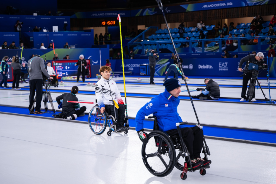 Соревнования по керлингу на колясках между Италией и Южной Кореей