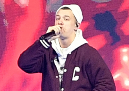 Назван самый популярный певец среди таксистов и курьеров