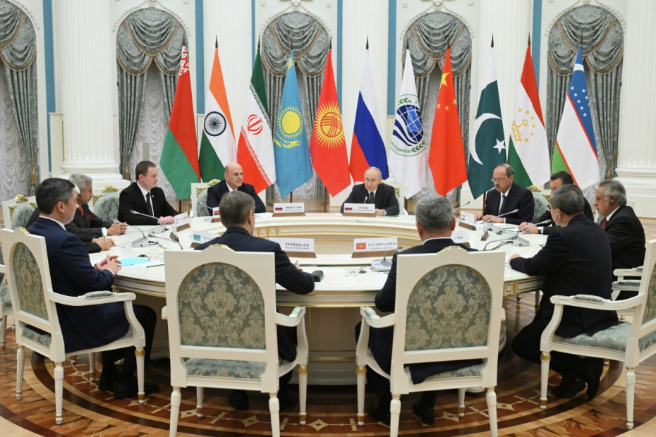 Президент РФ Владимир Путин и председатель правительства РФ Михаил Мишустин на встрече с главами делегаций Совета глав государств — членов Шанхайской организации сотрудничества в Москве