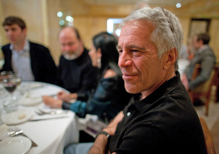 В окружении Эпштейна увидели «никем не избранную элиту» Запада