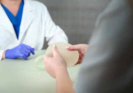 Онколог ответил, могут ли грудные импланты спровоцировать развитие рака