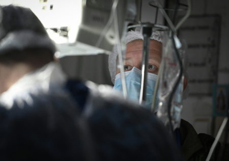 «Не имеют мировых аналогов»: хирург об операциях в полевых госпиталях МО РФ