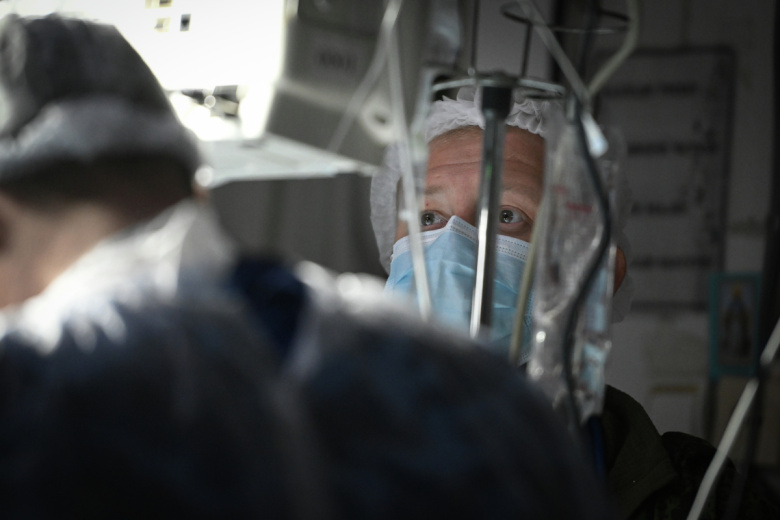 Военно-полевые хирурги проводят операцию в прифронтовом госпитале спецназа «Ахмат»