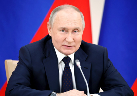 Путин пошутил о семейных обязанностях женщин на встрече к 8 Марта